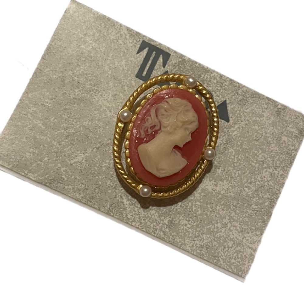 Cameo and Pearl Brooch Romantic Victorian Cottagecore Fleur De Lis Style Pin - Picture 2 of 5